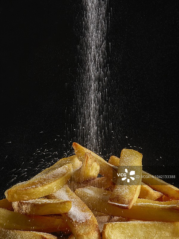 往薯片上撒盐图片素材