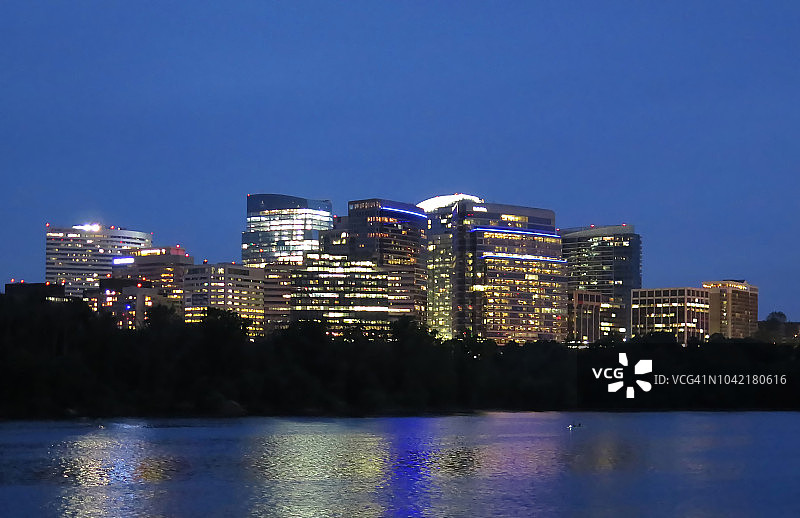 美国弗吉尼亚州阿灵顿县罗斯林和波托马克河的黄昏景色图片素材