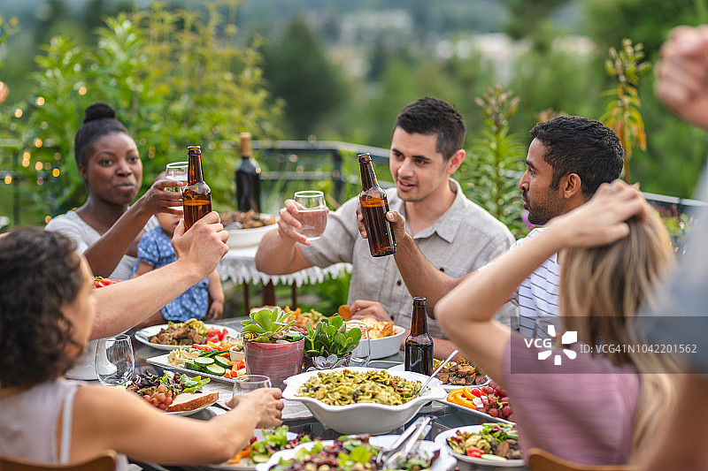 一群年轻朋友在露台上用餐图片素材