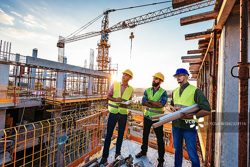 经验丰富的工程师站在摩天大楼的顶层图片素材