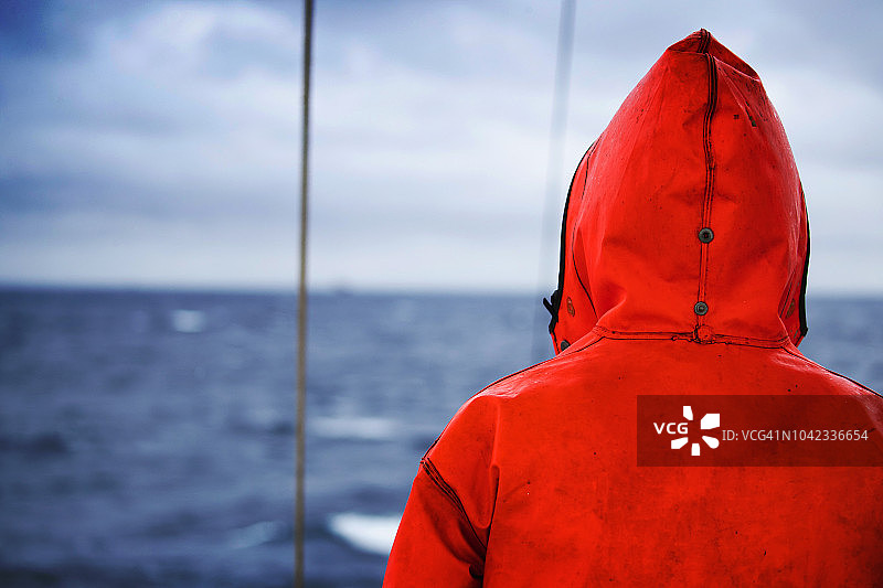 渔船甲板上的渔夫图片素材