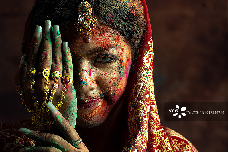 印度洒红节文化：印度女性的传统彩色节日图片素材