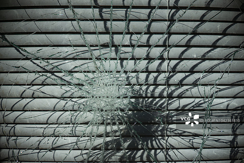 被打碎的窗户图片素材