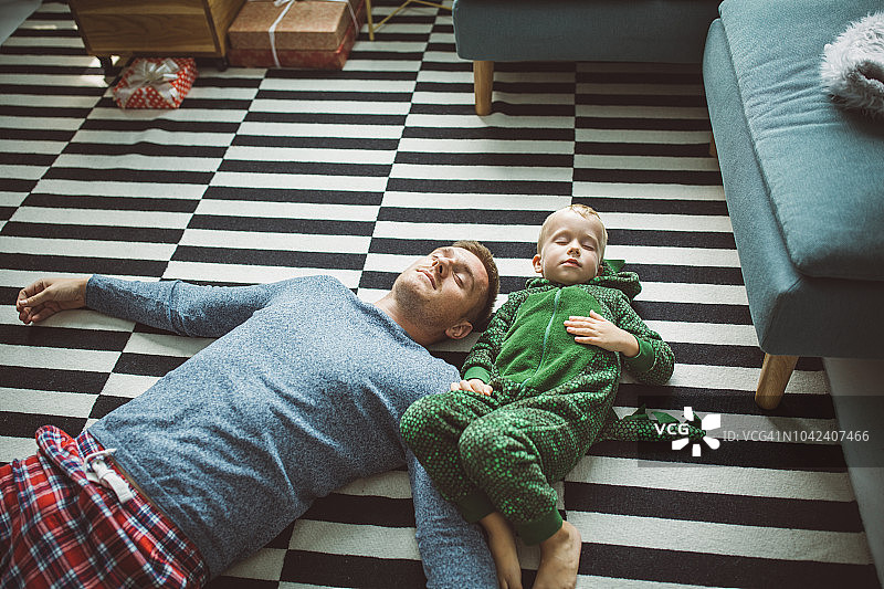 温馨的圣诞节早晨图片素材