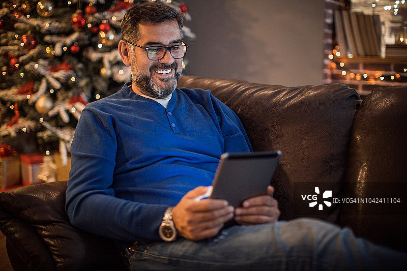 在沙发上度过舒适的周末图片素材