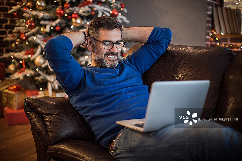 在沙发上度过舒适的周末图片素材