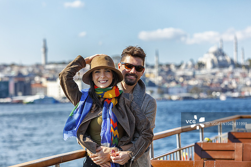 在土耳其伊斯坦布尔渡轮上的浪漫情侣图片素材