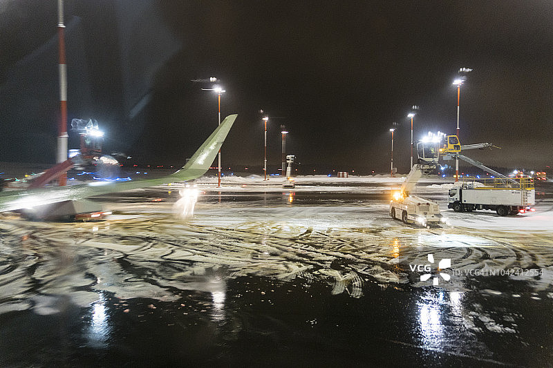 在机场给飞机除冰图片素材