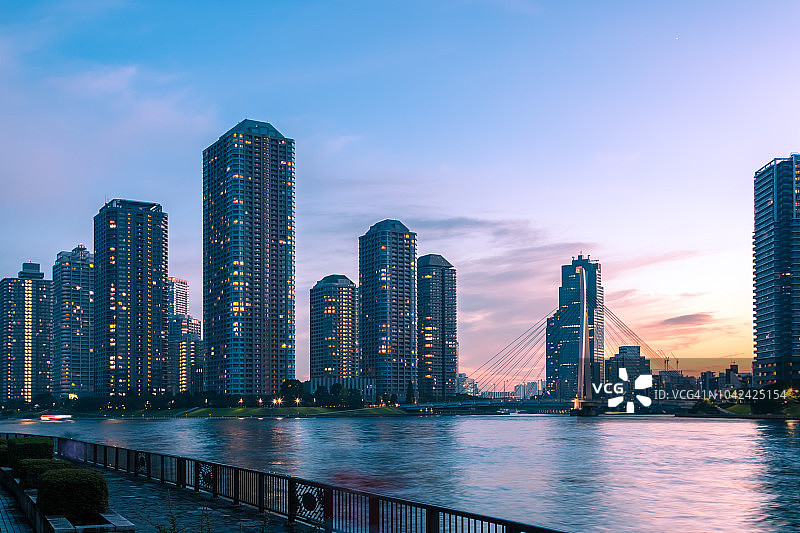 东京隅田川夜景：摩天大楼与中央大桥图片素材