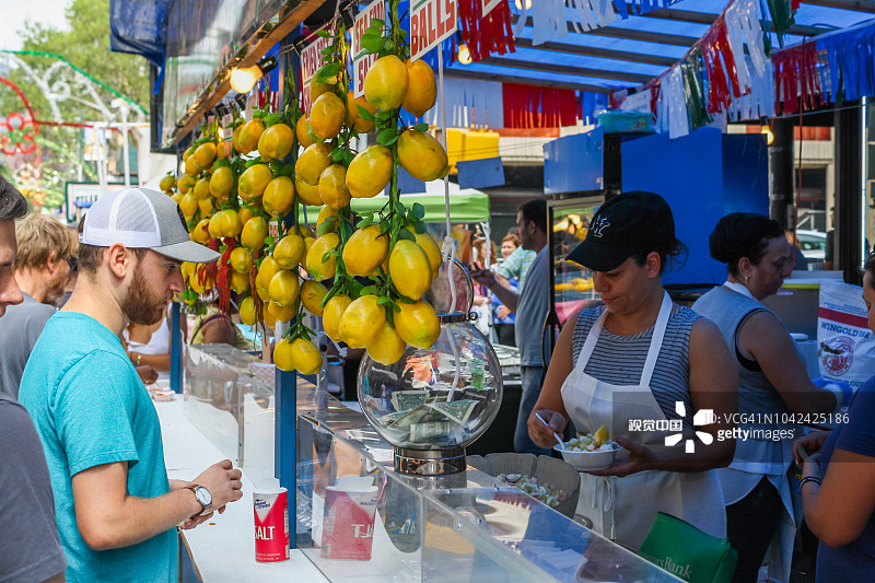 在纽约小意大利圣热内罗节上购买食物的人们图片素材