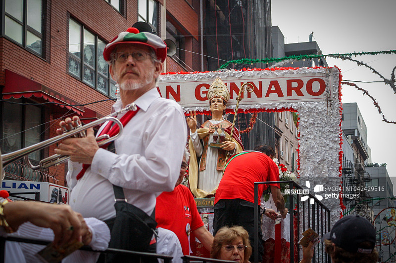 在圣热内罗节游行花车上的音乐家图片素材