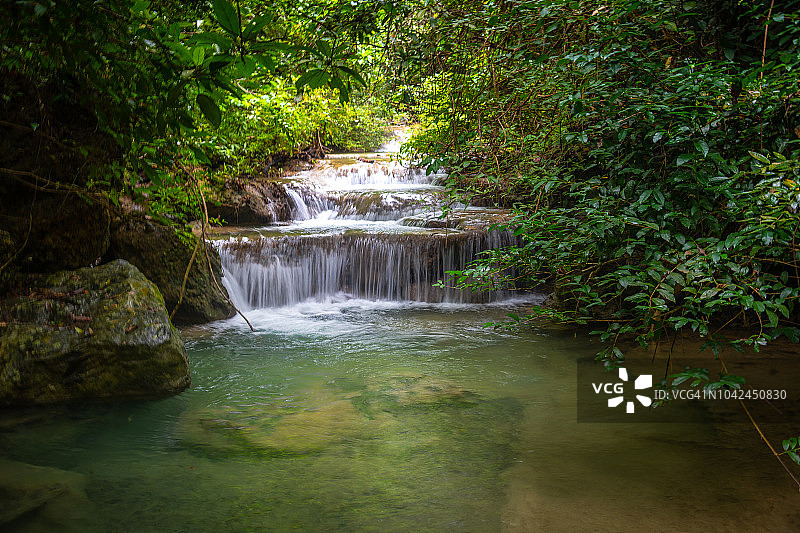 泰国北碧府伊拉旺国家公园的伊拉旺瀑布图片素材