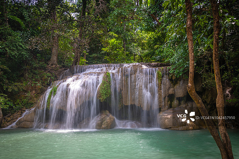 泰国北碧府伊拉旺国家公园的伊拉旺瀑布图片素材