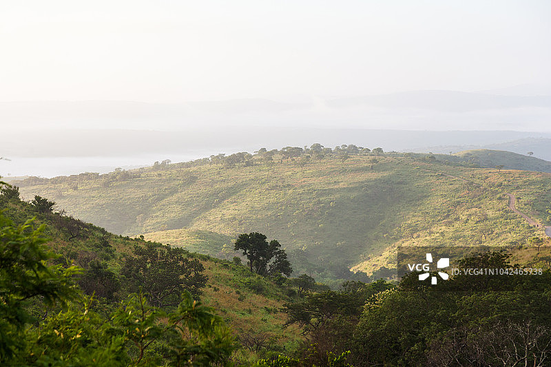 南非夸祖鲁-纳塔尔省赫卢赫卢韦-印弗洛兹公园的丘陵地形和灌木丛图片素材