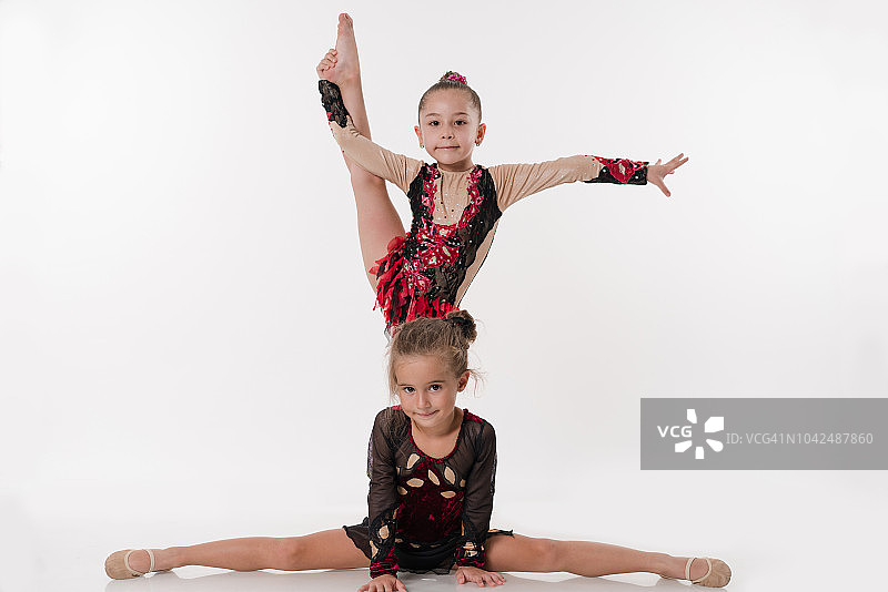 小杂技芭蕾舞演员正在劈叉图片素材