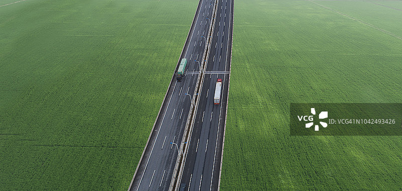 绿色草地间的道路鸟瞰图 - 复制空间图片素材