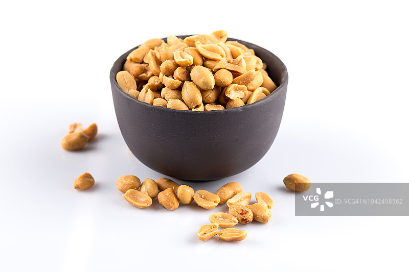 碗中带盐花生，白色背景图片素材
