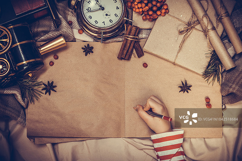 给圣诞老人写信的男孩图片素材