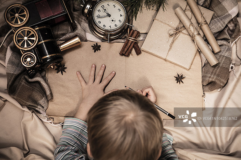 给圣诞老人写信的男孩图片素材