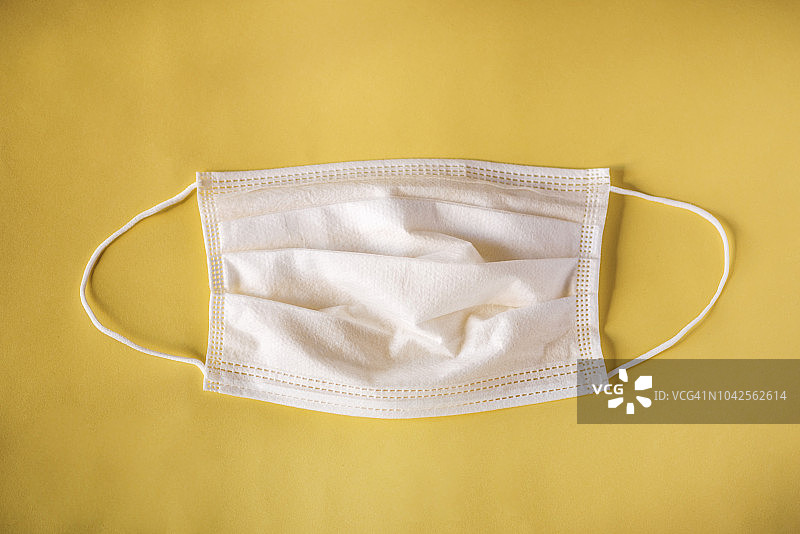 黄色背景上的流感口罩图片素材
