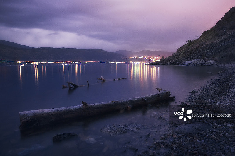 加拿大不列颠哥伦比亚省布坎湾的僻静小海湾，奥卡诺根湖对面是桃园图片素材