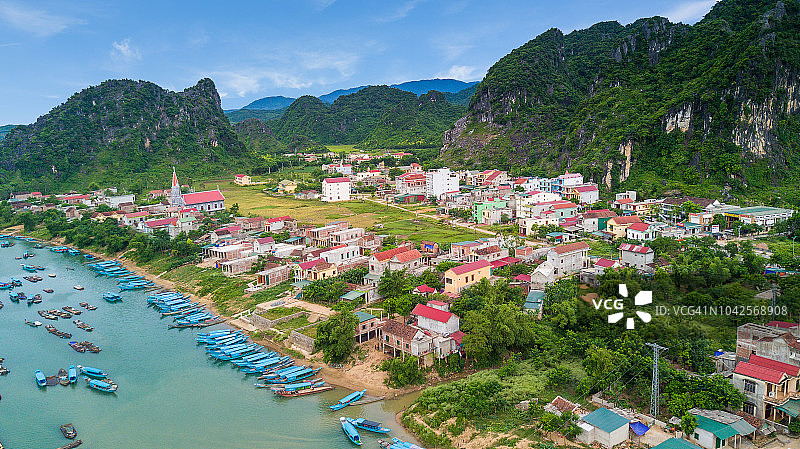 2018年6月 越南峰牙：越南峰牙国家遗产区迷人的乡村景色。石灰岩洞穴和山脉覆盖着该地区。图片素材