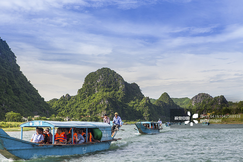 2018年6月越南峰牙：当地船只载着游客进入越南峰牙遗产区的石灰岩洞穴图片素材