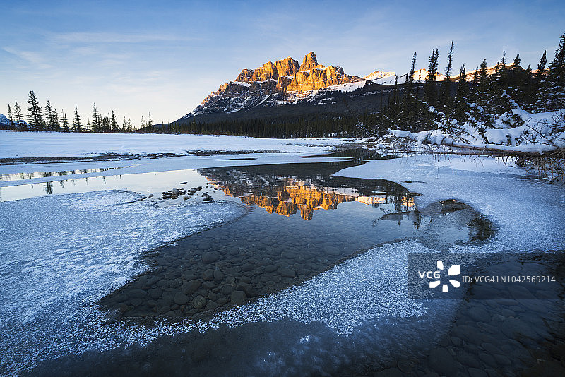 冬季班夫国家公园弓河倒影着城堡山，加拿大阿尔伯塔省图片素材