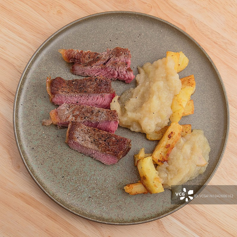金发阿基坦牛排、苹果酱和炸薯条图片素材