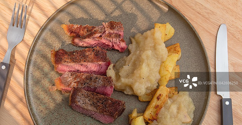 金发阿基坦牛排、苹果酱和炸薯条图片素材