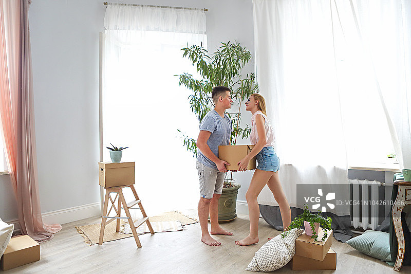 搬家纸箱房里的幸福年轻情侣图片素材