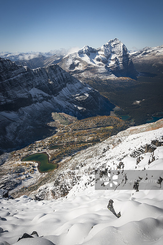 加拿大不列颠哥伦比亚省幽鹤国家公园尤克内斯山顶的秋季雪景图片素材