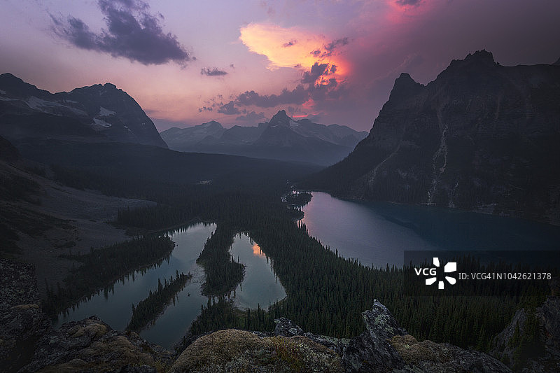 加拿大不列颠哥伦比亚省幽鹤国家公园奥帕宾观景点日落图片素材