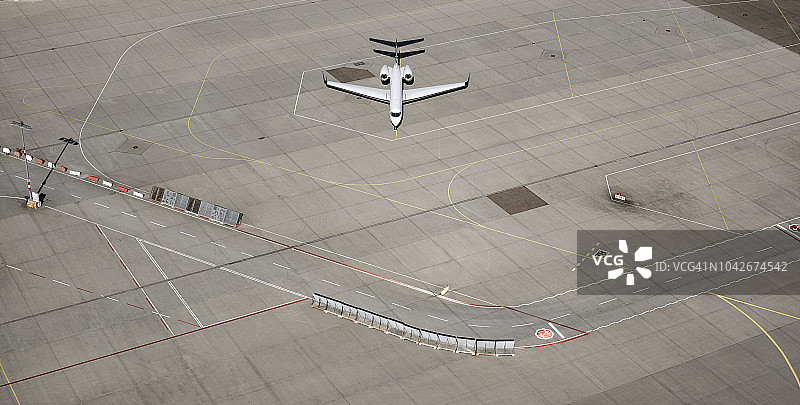 停在机场停机坪上的私人飞机航拍图片素材