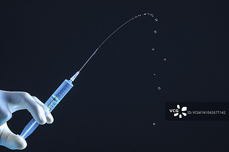 注射器喷射液体特写图片素材
