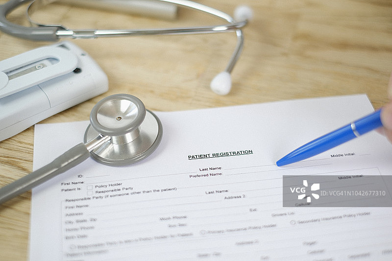 病人填写医疗病人登记表的视角图片素材