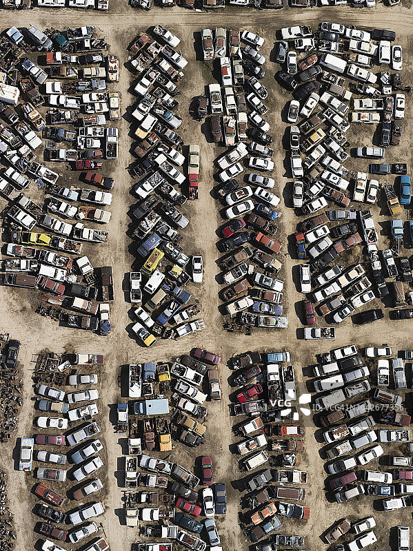 美国加利福尼亚州贝克斯菲尔德的垃圾场旧车航拍图片素材