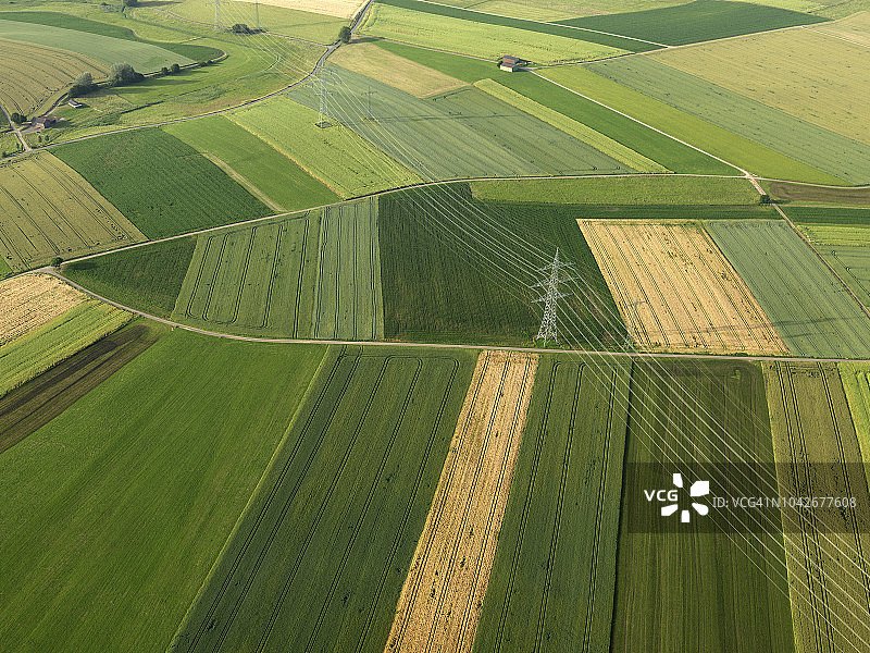 德国巴登-符腾堡州多瑙埃兴根的绿色农作物鸟瞰图片素材