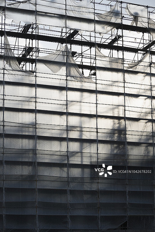 高层建筑施工中的防护罩图片素材