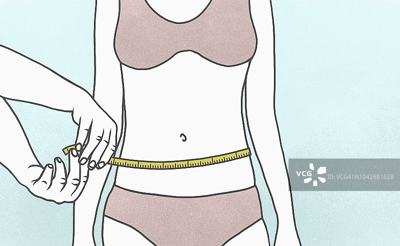 女人用卷尺测量腰围图片素材