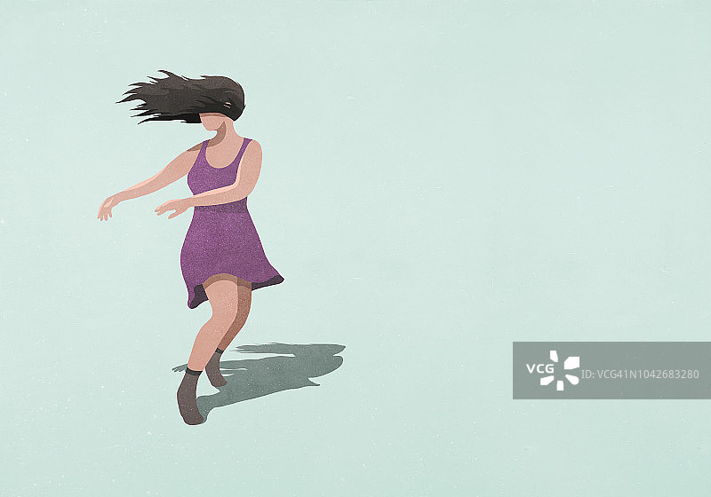 在蓝色背景中穿着连衣裙的无忧无虑的女人跳舞图片素材