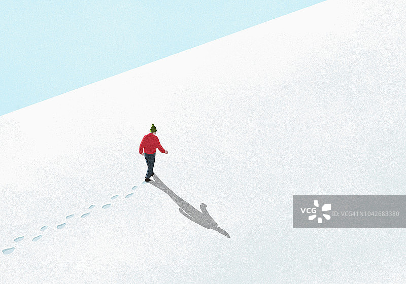 男子走上积雪的山坡图片素材