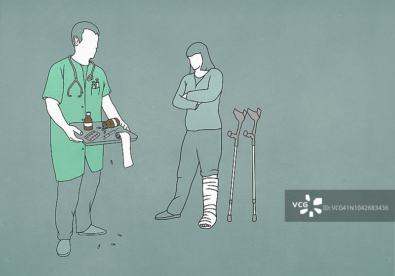 腿部骨折的女人看著拿著药物和用品的医生图片素材
