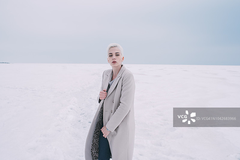雪景中自信的年轻女人图片素材