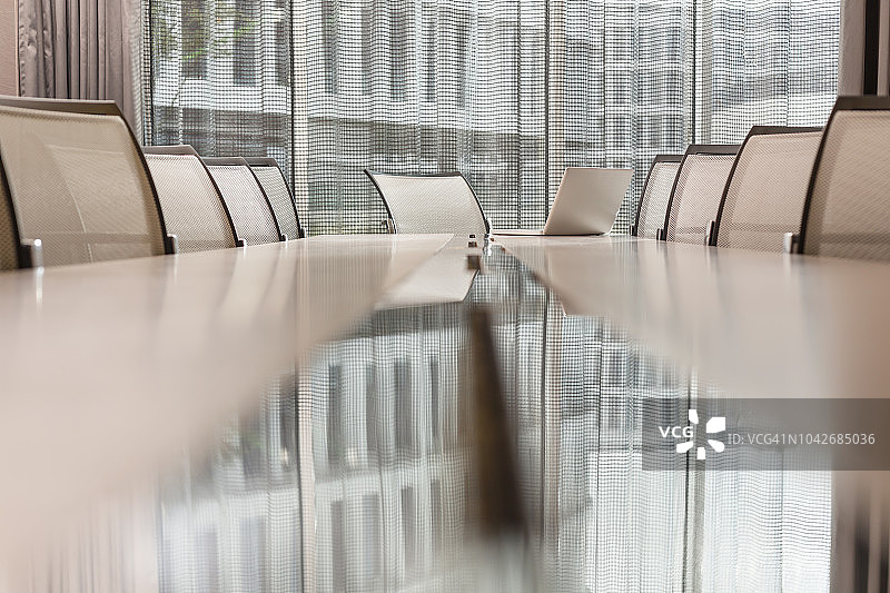 波兰华沙酒店外墙倒影会议桌图片素材