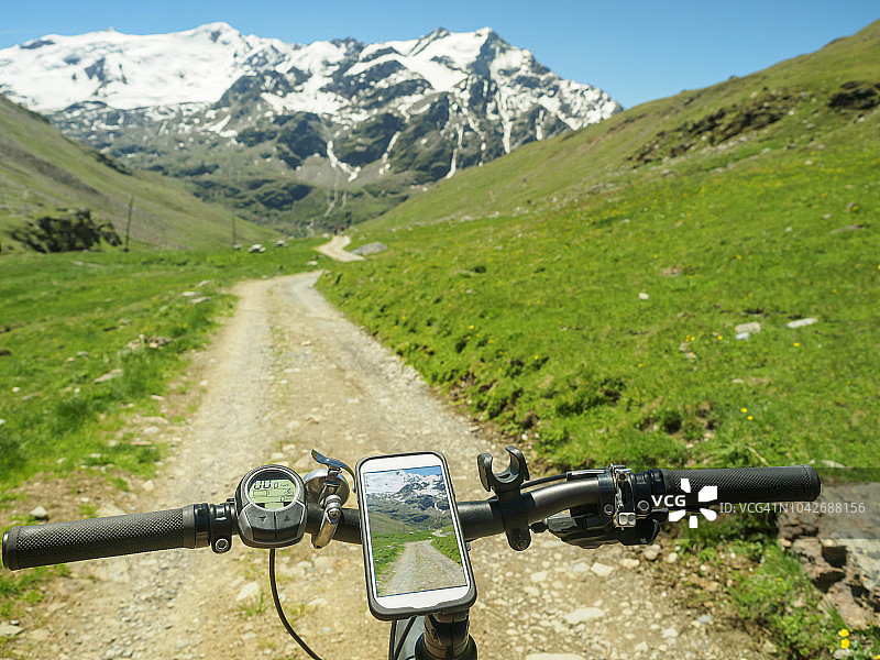 意大利伦巴第切韦达莱维奥兹山脊上的手机和山地自行车图片素材