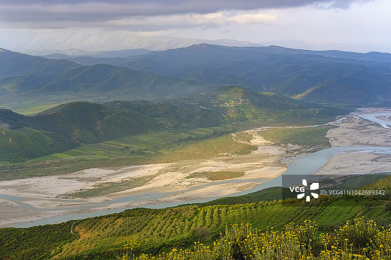 阿尔巴尼亚费里州：从比里斯眺望沃奥埃斯河晨曦图片素材