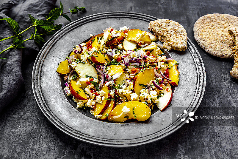 桃子、菲达奶酪薄荷沙拉配皮塔饼图片素材