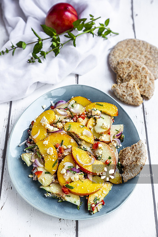 水蜜桃薄荷羊乳酪沙拉配皮塔饼图片素材
