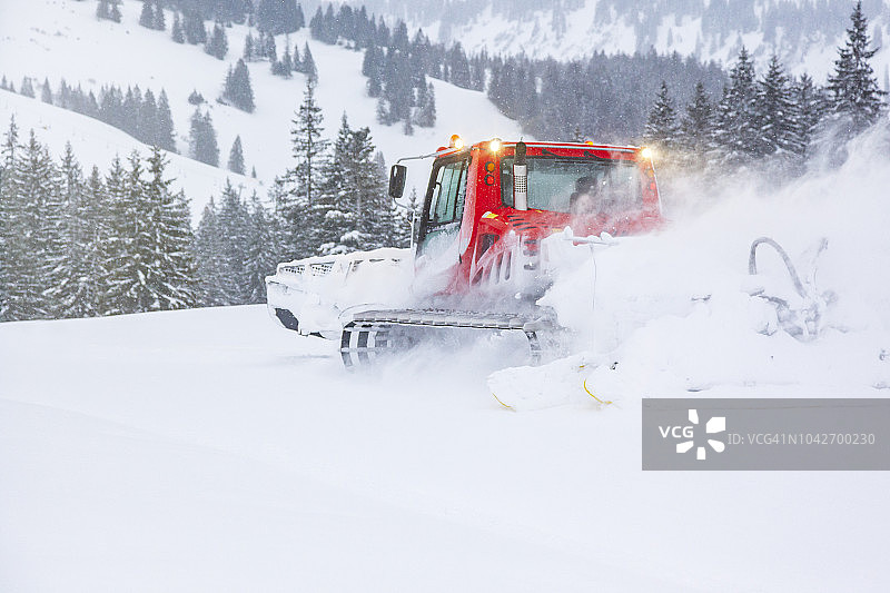 压雪车正在清理积雪图片素材